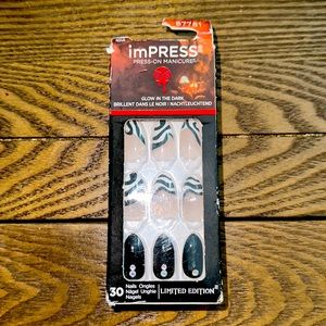 KISS IMPRESS LIMITED EDITION GLOW IN THE DARK PRESS ON MANICURE